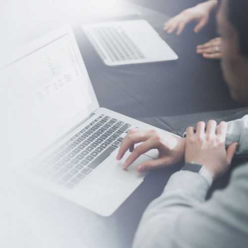 Titelbild Startseite. Stressfrei Prüfen. Ein junger Mann sitzt vor einem Laptop