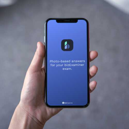 Titelbild Hand hält iPhone mit Splash-Screen von bizExaminer App.